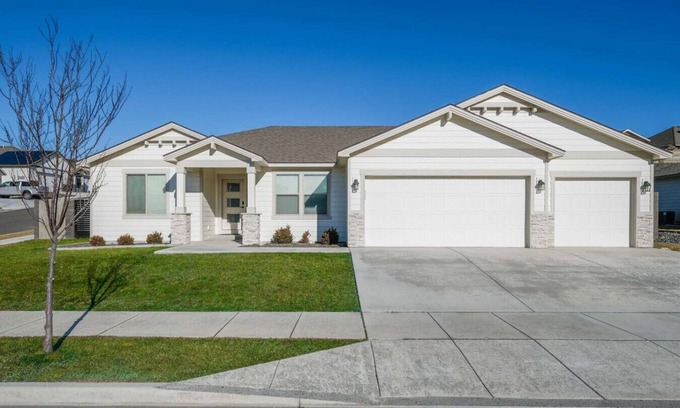 Tri-Cities Casa | King Suite, 3 Car Garage & Yard 4/2 - #5668-32