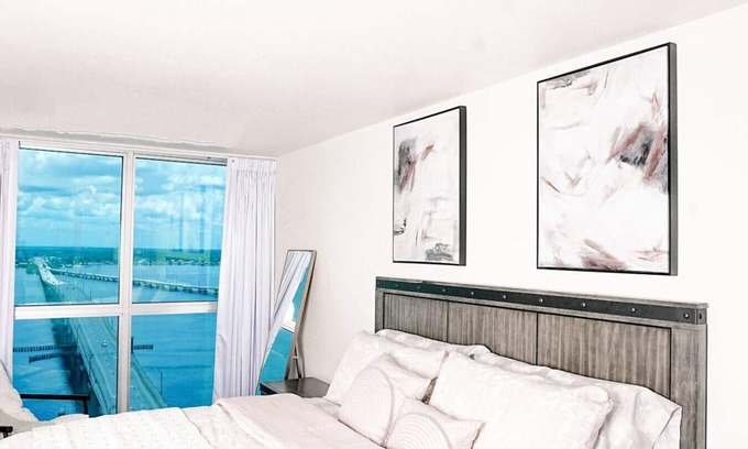 Fort Myers River District Apartamento | King Suite | City + Water Views
