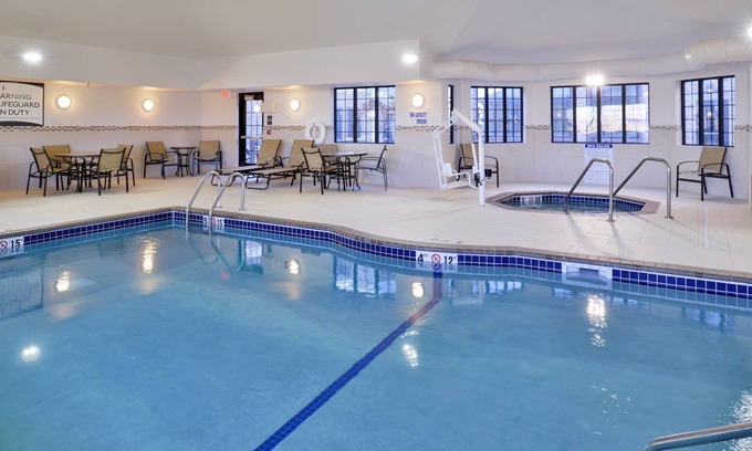 Rochester Condominio | King Suite Close to Mayo Clinic! Free Breakfast. Pool & Hot Tub.