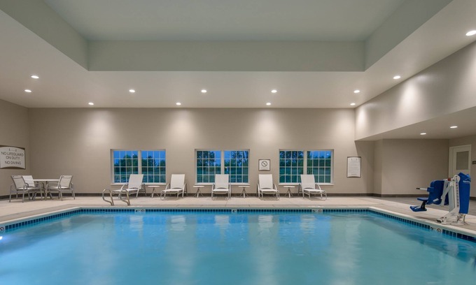 Hillsboro Condominio | King Suite. Free Breakfast. Pool. Gym. Quick Drive to Rock Creek Country Club!