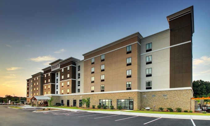 Rock Hill Condominio | King Suite | Free Breakfast Buffet + Great for Business Travelers!