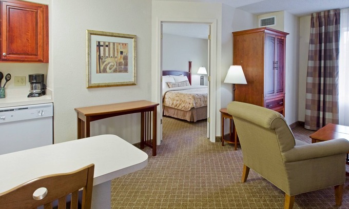 Cranbury Condominio | Suite King. Desayuno buffet gratis. Piscina. 20 minutos a Princeton.