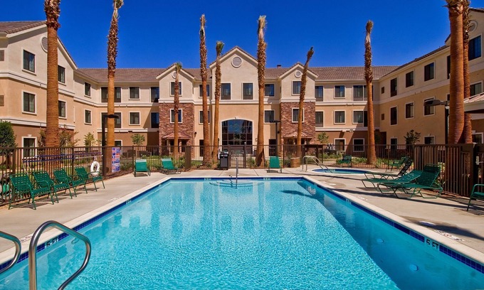 Palmdale Apartamento | King Suite. Free Breakfast. Outdoor Pool & Hot Tub. Great for Business Travelers!