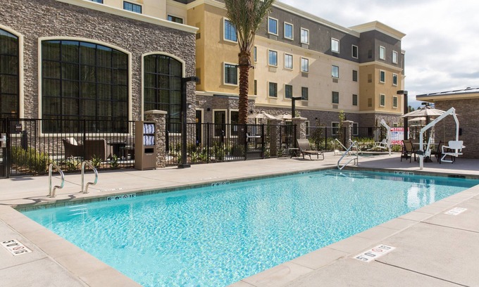 Corona Apartamento | King Suite. Free Breakfast. Pool & Hot Tub. Gym. Close to Amazon!