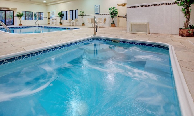 Peoria Apartamento | King Suite. Free Breakfast. Pool & Hot Tub. Great for Business Travelers!