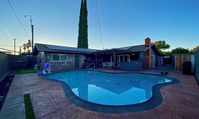 Citrus Heights Casa | King Suite House guest house, heated pool, spa, pool table, ping pong