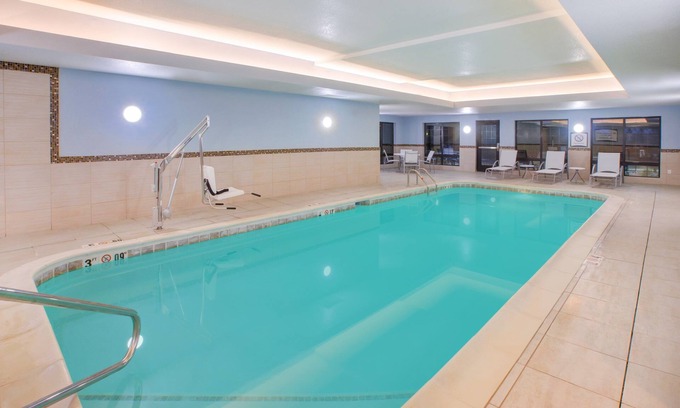 Benton Harbor Condominio | King Suite | Indoor Pool + Fitness Center