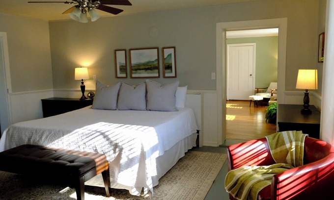 Palmyra Apartamento | King Suite Sanctuary: Historic Main Street Charm in Downtown Palmyra