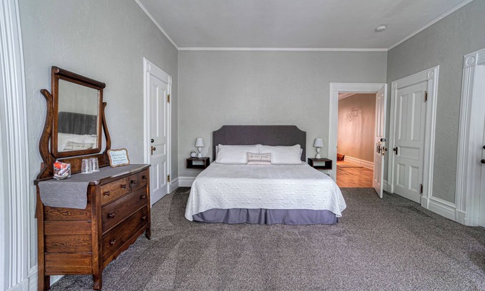 Towanda Cama Y Desayuno | King Suite w/ Bath - Hatch House B&B
