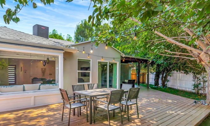 Winnetka Casa | King-Suite w/Beautiful Backyard W/ Built in Bar and Barbecue Area in great area