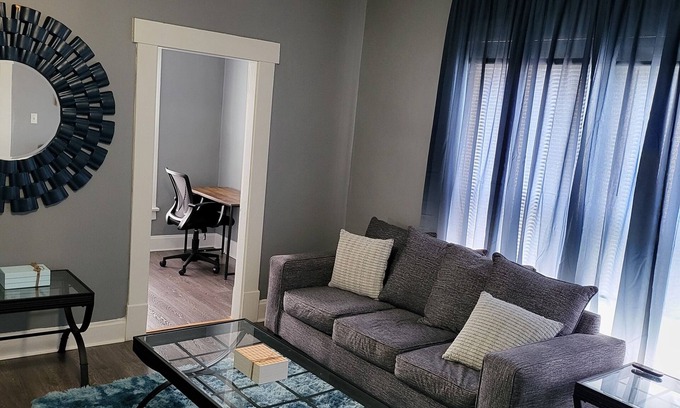 Old North Columbus Apartamento | king Suite1-bedroom with AC, WiFi in brilliant Columbus, black-out curtain
