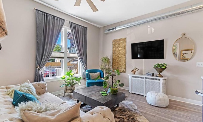 Fifth Ward Casa | King Sweet, 2bd, 1 bath, in Historic Walker's Point