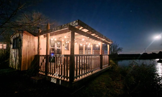 Ely Cabina | Kingfisher - Luxury Shepherd's Hut with Private Hot Tub