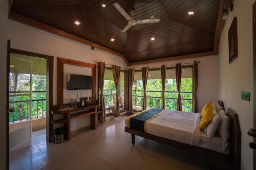 Madikeri Cabina | KINGMAKER'S Plantation with River Stream