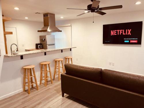 Kingman Apartamento | Kingman Gold 2BR Retreat at the Heart of Rt 66
