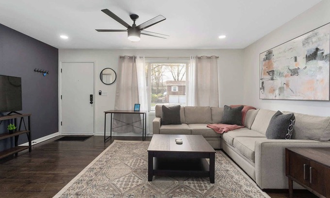 Lee's Summit Casa | Kings Beds w/TV's Steps to Shops NEW