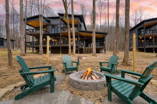 Pittman Center Casa | Kings Crown by AvantStay Indoor Pool Hot Tub Firepit Theater All-Season Retreat