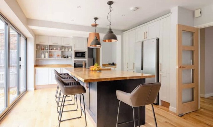 Crawley Casa | Kings Size full en-suite room on leafy avenue.