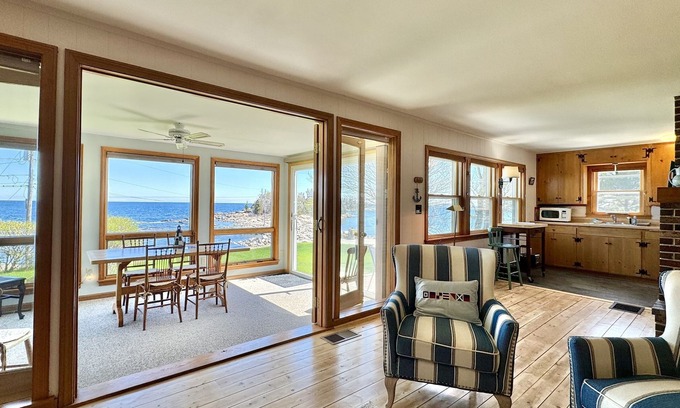 East Boothbay Cabaña | King’s View - Stunning Panoramic Ocean Views