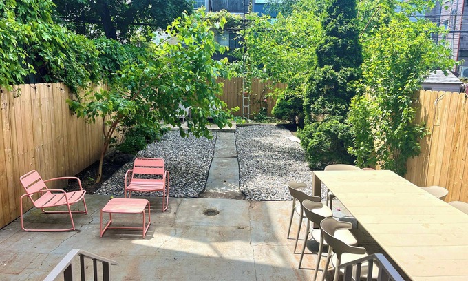 Greenpoint Apartamento | Kingsland by Rove Travel | 2BR Duplex w/Backyard
