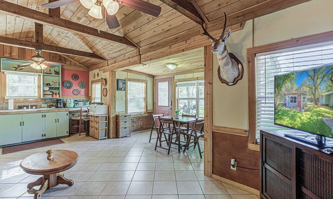 Kingsland Cabaña | Kingsland Casita – Charming Lakeview Cottage for 4 w/ Lake Access!