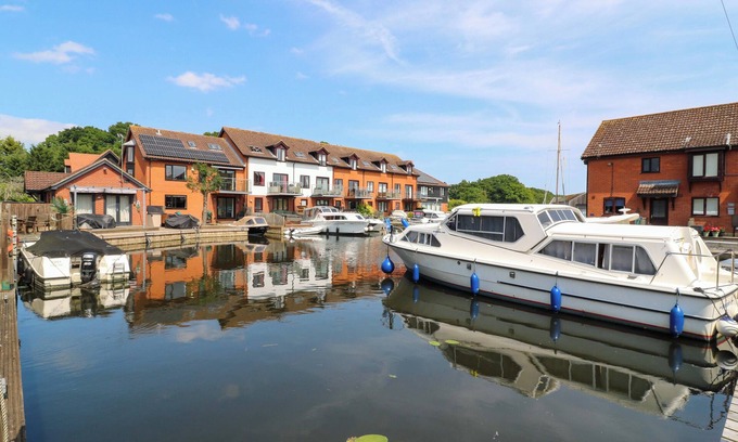Horning Cabaña | KINGSMERE, pet friendly, with a garden in Horning