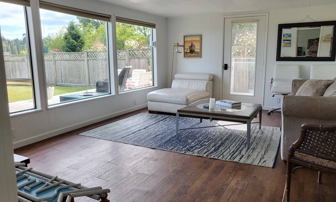Kingston Casa | KINGSTON Beachfront Bungalow. 2 blocks to shops & Seattle Ferry--NO CLEANING FEE