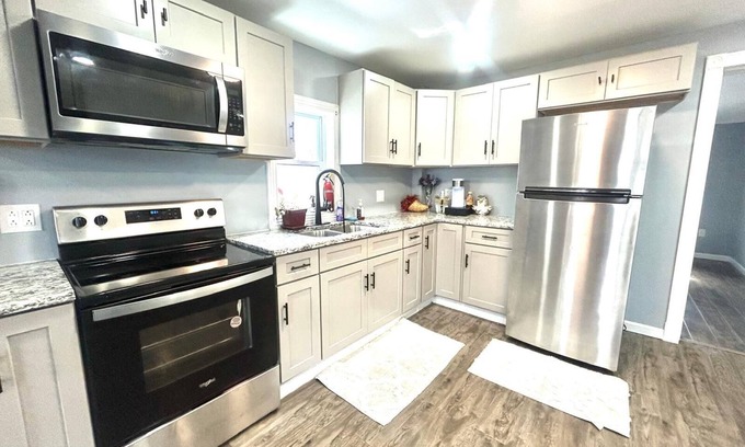 Kingston Apartamento | Kingston Downtown I Firepit 4 TVs & ADA 1st floor w Shower, Laundry, & FirePlace