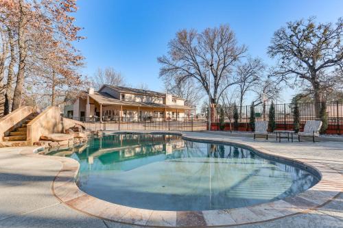 Kingston Casa | Kingston Home with Pickleball Steps to Lake Texoma!