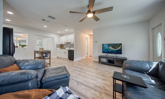 Disston Heights Casa | Kingston - House in St. Petersburg. Close to downtown & the beach! Dog friendly