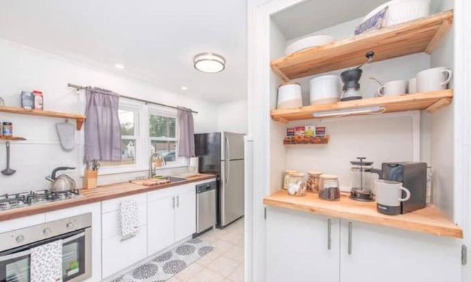 Mansfield Cabaña | Kingwood Cottage, a beautiful 2-bedroom cottage across from Kingwood