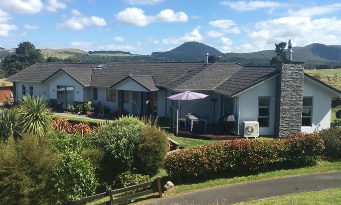 Kinloch Cama Y Desayuno | Kinloch Lake & Golf Views