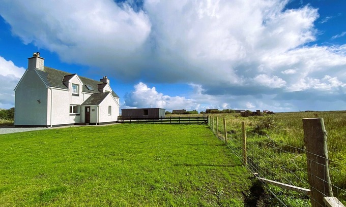 Isle of Lewis Casa | Kinnoull House near Stornoway with Hot Tub/Sauna/Pet friendly