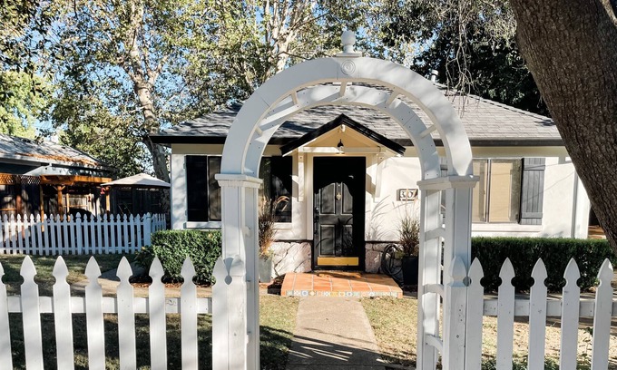Loomis Cabaña | Kippy’s Cottage- Walk To Everything in Downtown Loomis