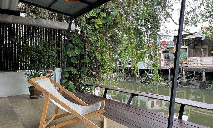 Rat Burana Chalet De Esquí | Kirin Riverside Homestay with 1 bedroom and AC, WiFi in Bangkok