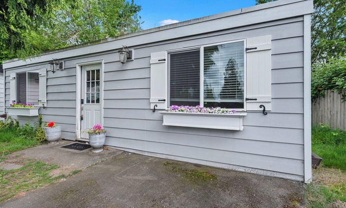 Moss Bay Cabaña | Kirkland Highland Guest House