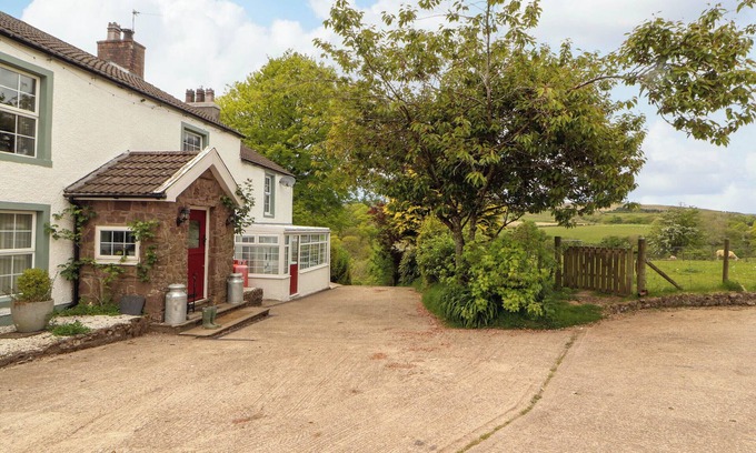 Winder Cabaña | KIRKLAND HOWE COTTAGE, pet friendly, with hot tub in Arlecdon