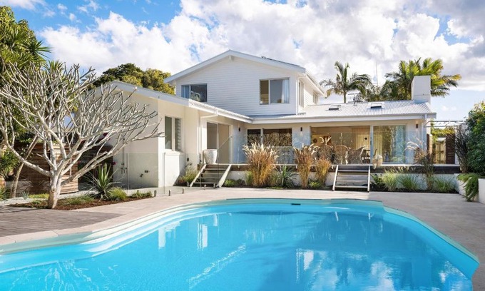 Suffolk Park Casa | Kirra Beach House - relax in pool & sauna