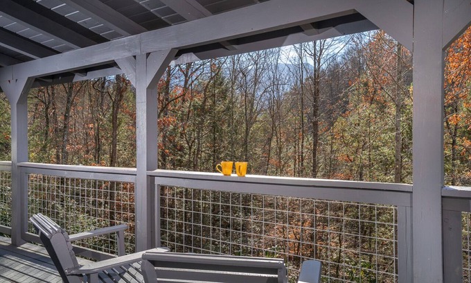 Pittman Center Cabina | Kitchen, King Size Bed, Hot Tub, and Fishing Lake just a Short Walk