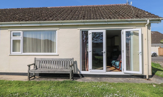 Scurlage Cabaña | KITES - 52 GOWER HOLIDAY VILLAGE, pet friendly in Port Eynon