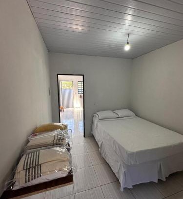 Trindade Casa | kitinete -01 quarto com cama de casal, banheiro privativo