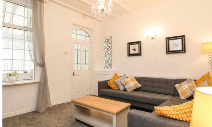 South Shore Casa | Kitty Cottage - 3 Bedroom - Warm and Welcoming - Sleeps 5 - Blackpool