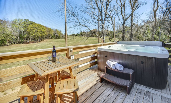 Sea Scape Apartamento | Kitty Hawk Apartment w/ Hot Tub - 1 Mi to Beach!