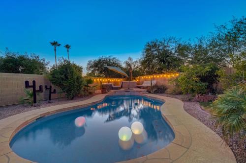 Superstition Springs Casa | Kiva Cove Pool & Sun Loungers on the Patio