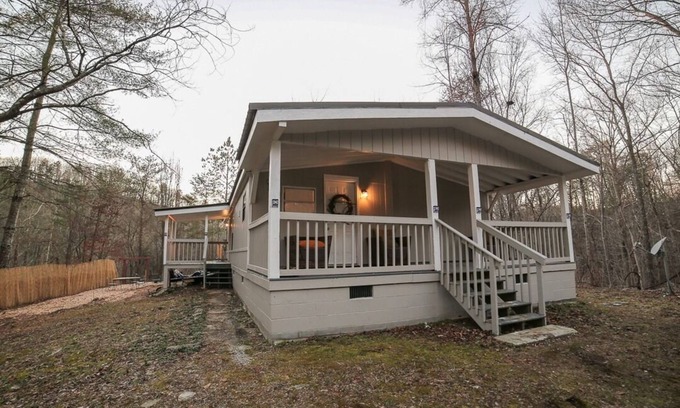 Ranger Cabina | 'Kiwi Creek' Nostalgic Retreat- Wifi, VHS Collection, Vinyl Records, Board Games