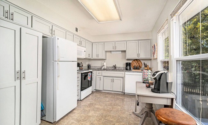 Lenexa Casa | KKQ Comfy Beds, TVs all Bedrooms/Backs to 52 acre Park/Walking Trails/Ez HiWay