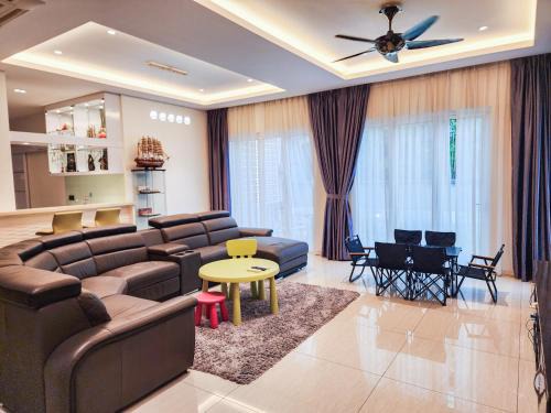 Kuala Lumpur Casa | KL - Groove Retreat with KTV & Pool Table - 4BR4B - 16 pax by Cowidea