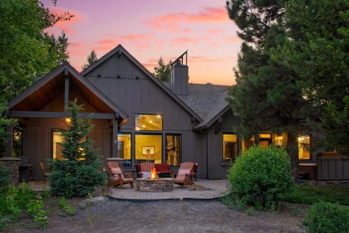 Sunriver Casa | Klamath by AvantStay Premier Lakeside Cabin w Spa Fire Pit Lake Views
