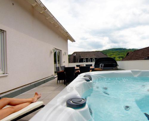 Niedershausen Apartamento | Kleeoase - Luxus Apartment- Jacuzzi - Dachterrasse - Kochinsel - See in 10 min