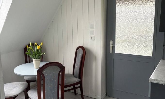 Butjadingen Apartamento | Kleine Ferienwohnung , Direkt am Deich und Hafen von Eckwarden mit Gartennutzung